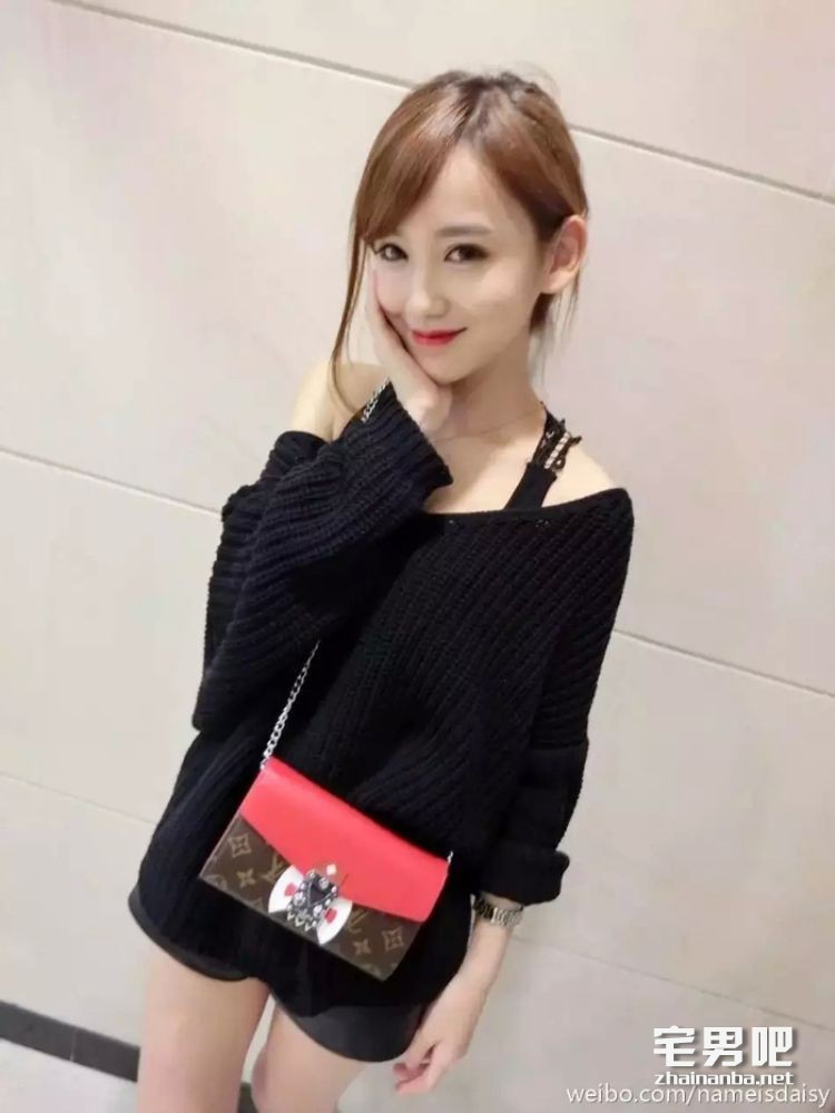 宅男女神李玉洁喷血私照图集 曾获2014年最美showgirl称号 李玉洁 宅男女神