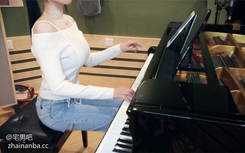 绯绯feifei 弹钢琴视频 